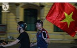 Cổ động viên Hà Nội kéo nhau lên Hồ Gươm mừng chiến thắng